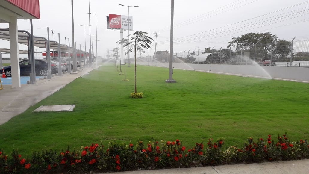 Sistema de riego automatizado instalado en centro de distribución de TÍA S.A.