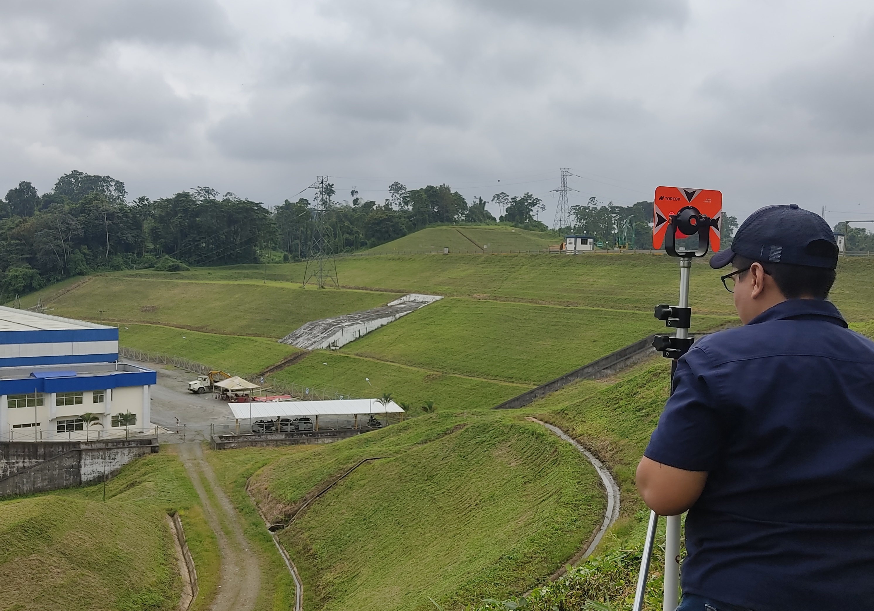 Equipo de HYDRENERGY trabajando en un proyecto de construcción
